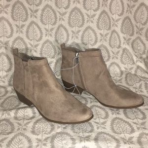 🆕️Wow!!! Tan Suede Libby Edelman Booties